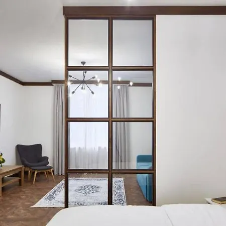 стильні по вулиці вірменська